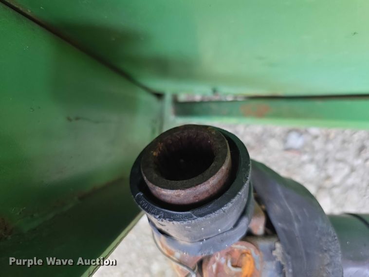 image for item DZ6391 John Deere  650 row header corn head
