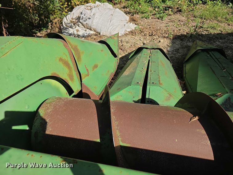 image for item DZ6391 John Deere  650 row header corn head
