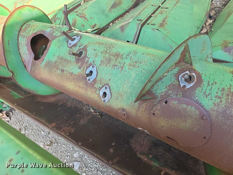 image for item DZ6391 John Deere  650 row header corn head
