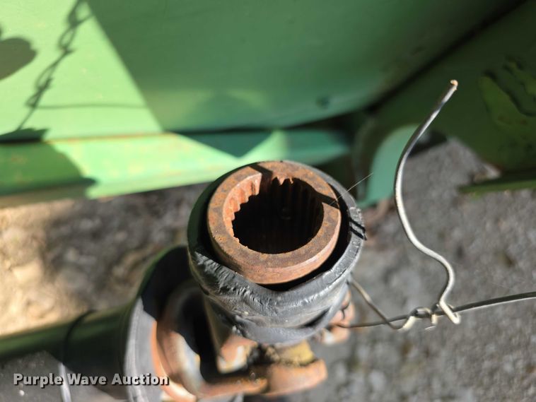 image for item DZ6391 John Deere  650 row header corn head