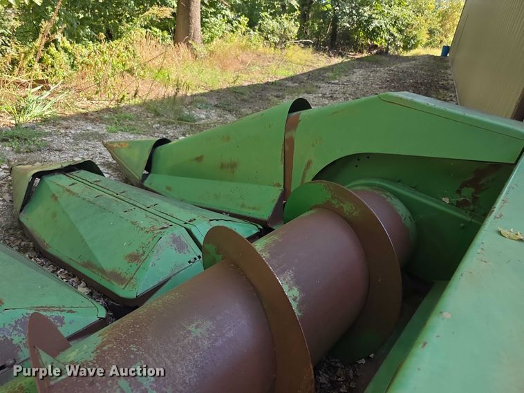 image for item DZ6391 John Deere  650 row header corn head