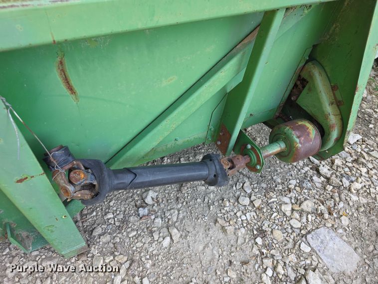 image for item DZ6391 John Deere  650 row header corn head