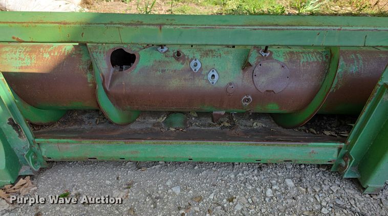 image for item DZ6391 John Deere  650 row header corn head