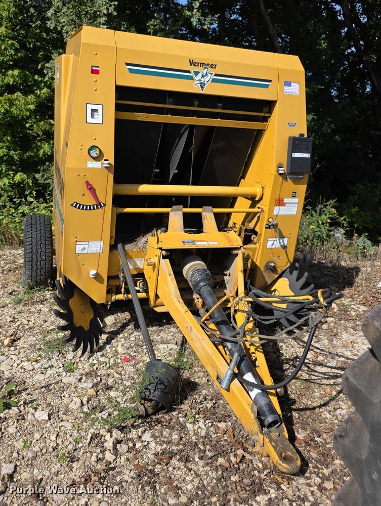 image for item DZ6392 1998 Vermeer 504L series round baler