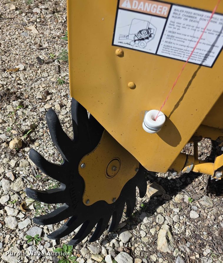 image for item DZ6392 1998 Vermeer 504L series round baler