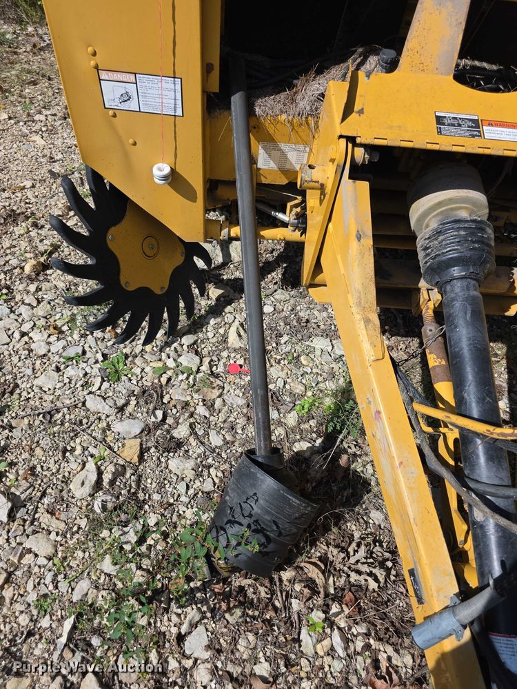 image for item DZ6392 1998 Vermeer 504L series round baler