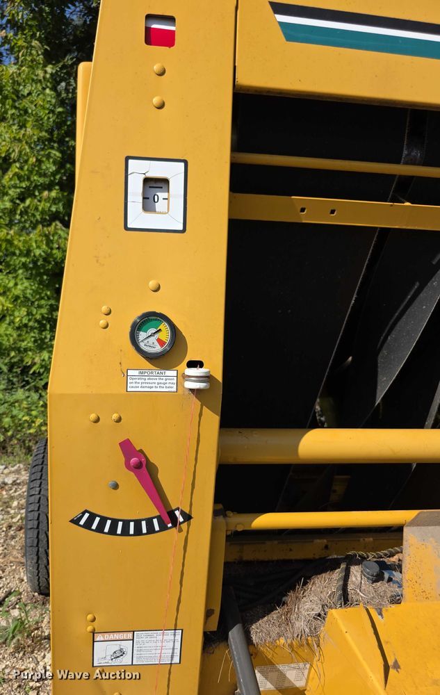 image for item DZ6392 1998 Vermeer 504L series round baler