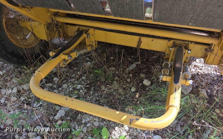 image for item DZ6392 1998 Vermeer 504L series round baler