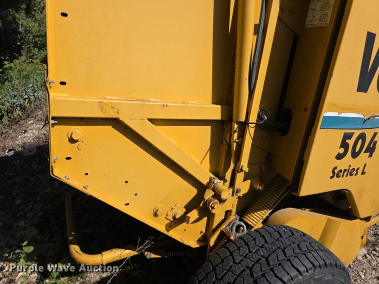 image for item DZ6392 1998 Vermeer 504L series round baler