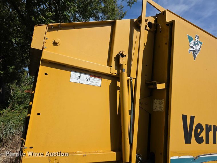 image for item DZ6392 1998 Vermeer 504L series round baler