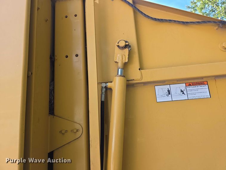 image for item DZ6392 1998 Vermeer 504L series round baler