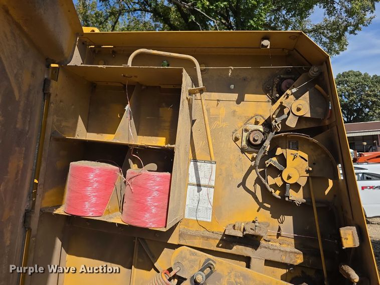 image for item DZ6392 1998 Vermeer 504L series round baler