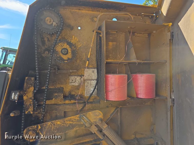 image for item DZ6392 1998 Vermeer 504L series round baler