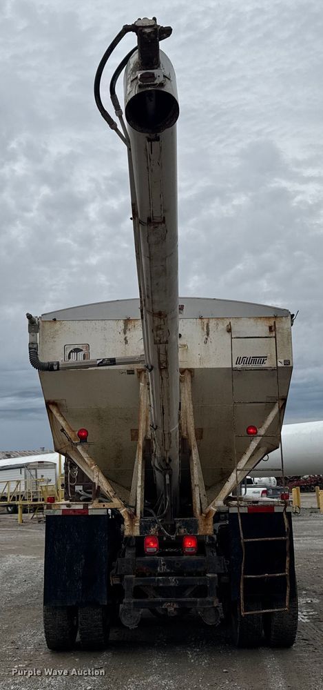 image for item EA1873 1985 International F9370 feed delivery truck