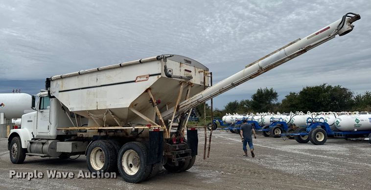 image for item EA1873 1985 International F9370 feed delivery truck