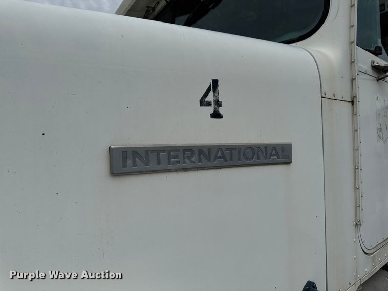 image for item EA1873 1985 International F9370 feed delivery truck