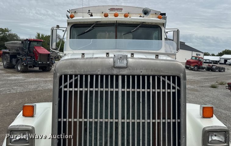 image for item EA1873 1985 International F9370 feed delivery truck