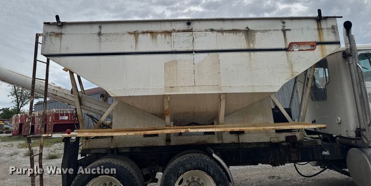 image for item EA1873 1985 International F9370 feed delivery truck