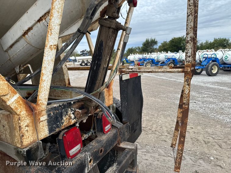 image for item EA1873 1985 International F9370 feed delivery truck