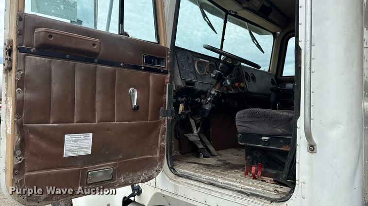 image for item EA1873 1985 International F9370 feed delivery truck