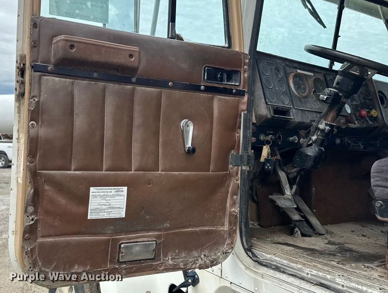 image for item EA1873 1985 International F9370 feed delivery truck