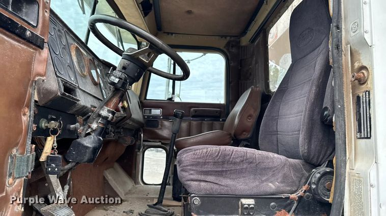 image for item EA1873 1985 International F9370 feed delivery truck