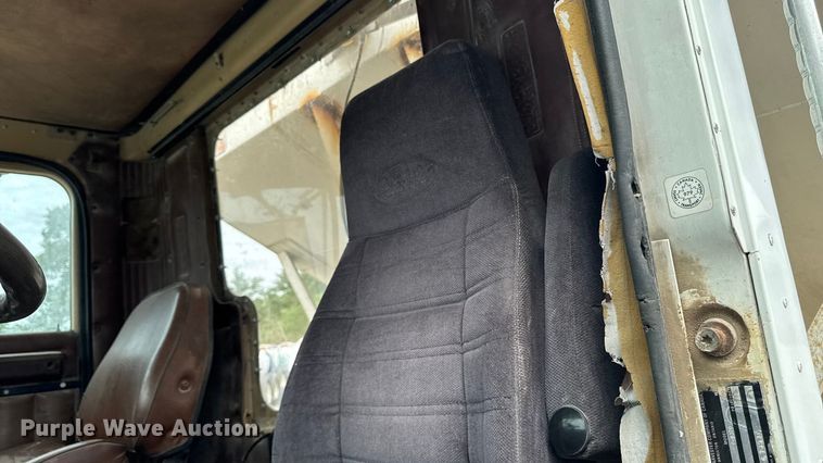 image for item EA1873 1985 International F9370 feed delivery truck