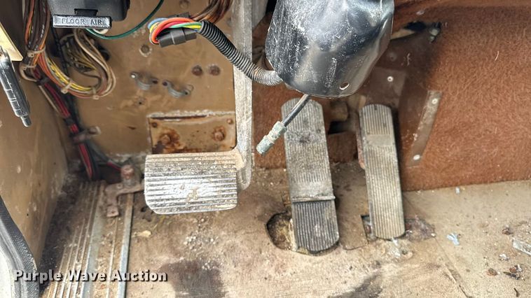 image for item EA1873 1985 International F9370 feed delivery truck