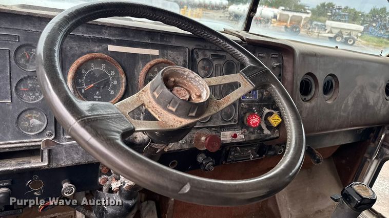 image for item EA1873 1985 International F9370 feed delivery truck