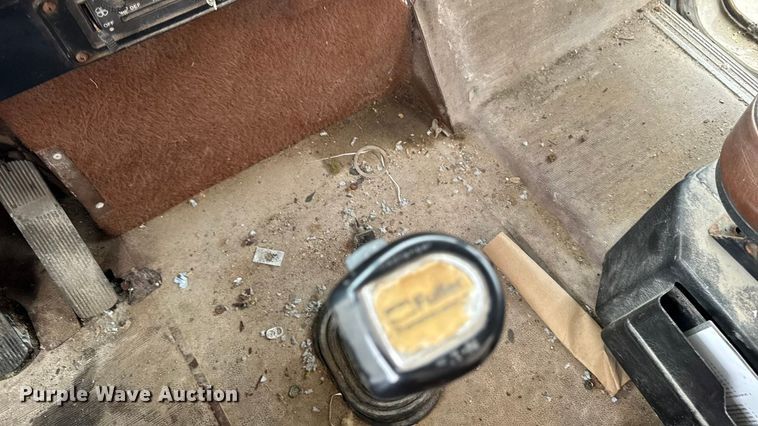 image for item EA1873 1985 International F9370 feed delivery truck