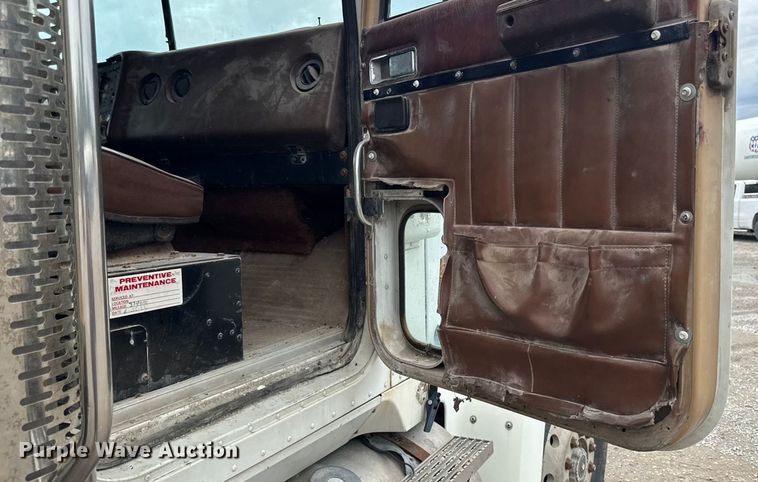 image for item EA1873 1985 International F9370 feed delivery truck