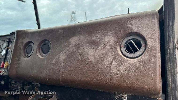 image for item EA1873 1985 International F9370 feed delivery truck