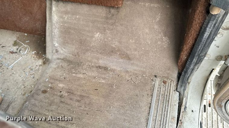 image for item EA1873 1985 International F9370 feed delivery truck