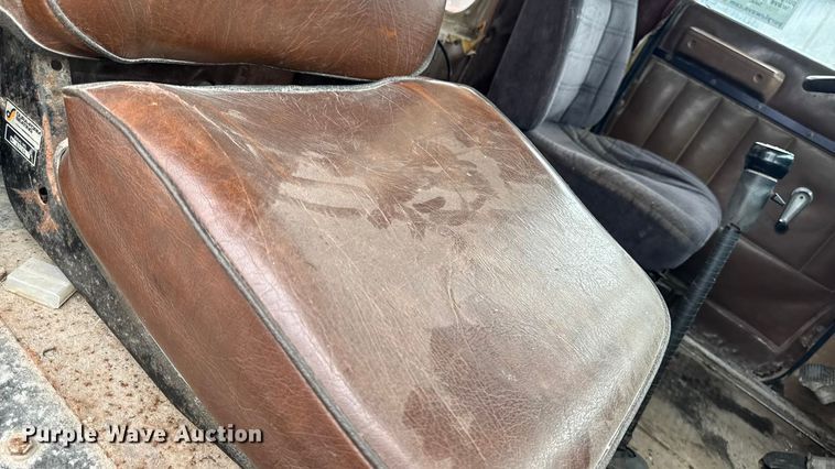 image for item EA1873 1985 International F9370 feed delivery truck