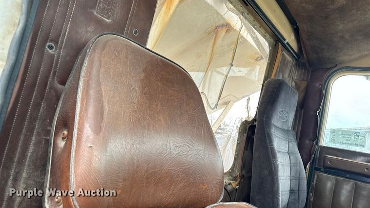 image for item EA1873 1985 International F9370 feed delivery truck