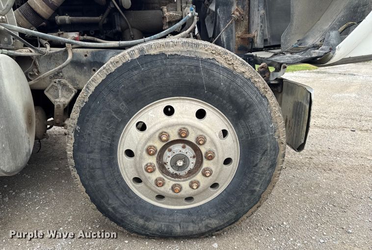 image for item EA1873 1985 International F9370 feed delivery truck