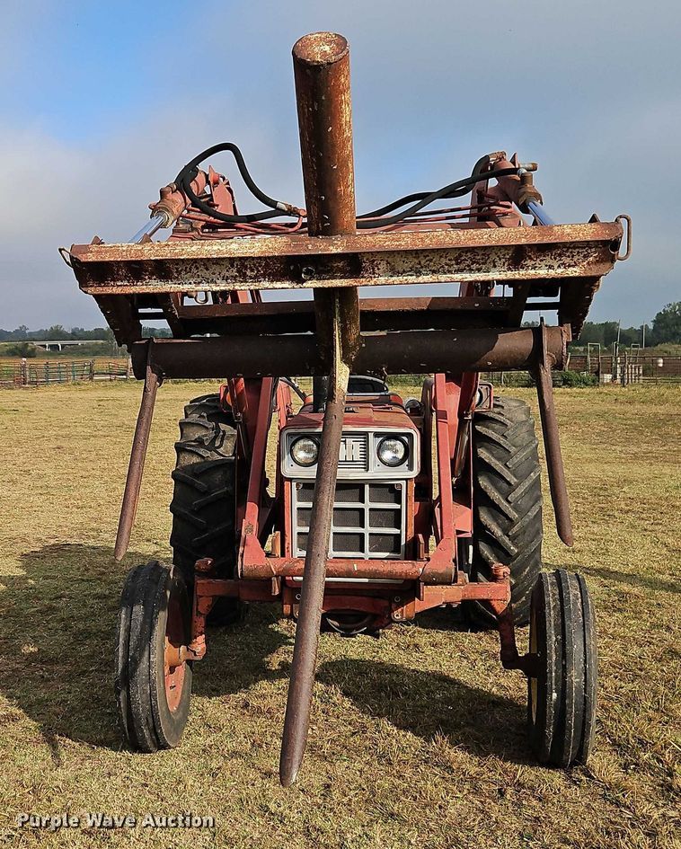image for item EB8330 International Harvester tractor