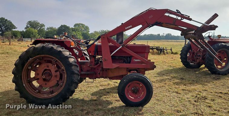 image for item EB8330 International Harvester tractor