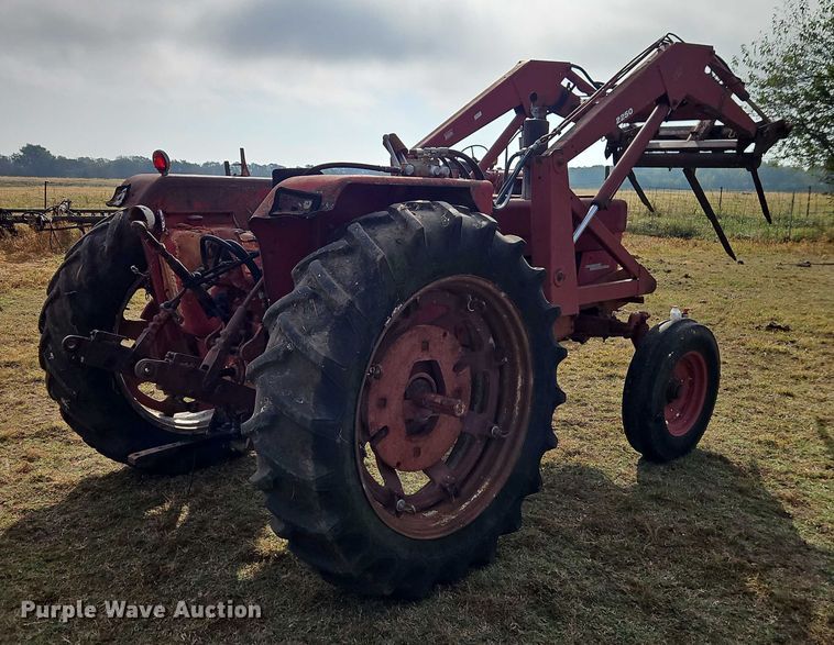 image for item EB8330 International Harvester tractor