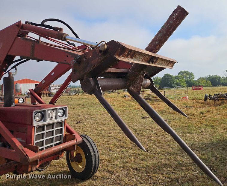 image for item EB8330 International Harvester tractor