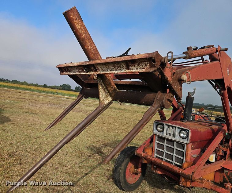 image for item EB8330 International Harvester tractor