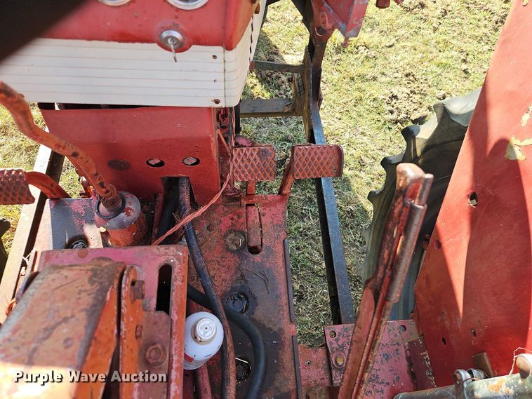 image for item EB8331 1958 McCormick Farmall 460 tractor