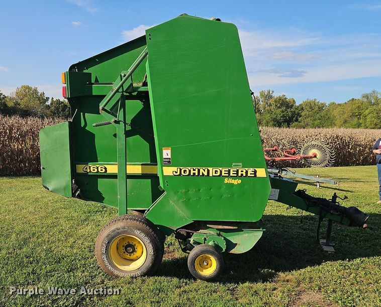 image for item EB8357 John Deere 466 round baler