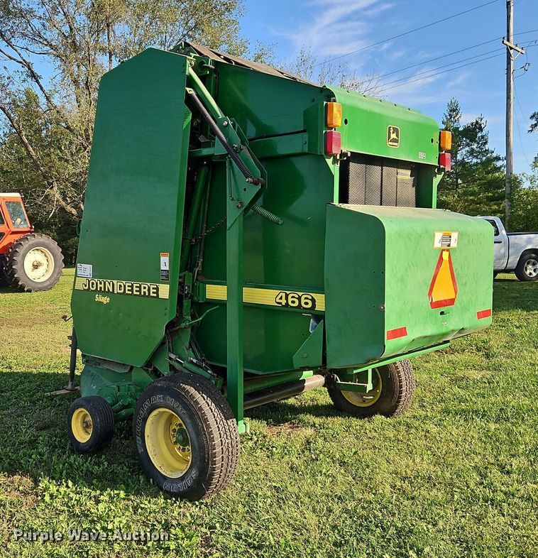 image for item EB8357 John Deere 466 round baler