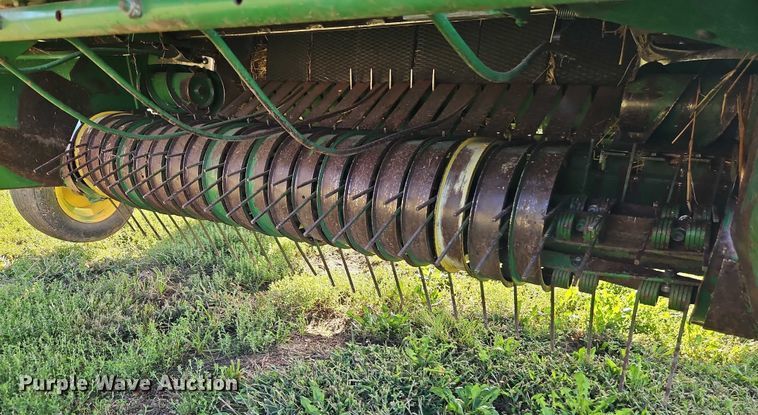 image for item EB8357 John Deere 466 round baler
