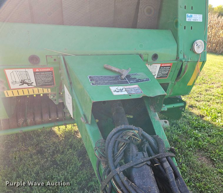 image for item EB8357 John Deere 466 round baler