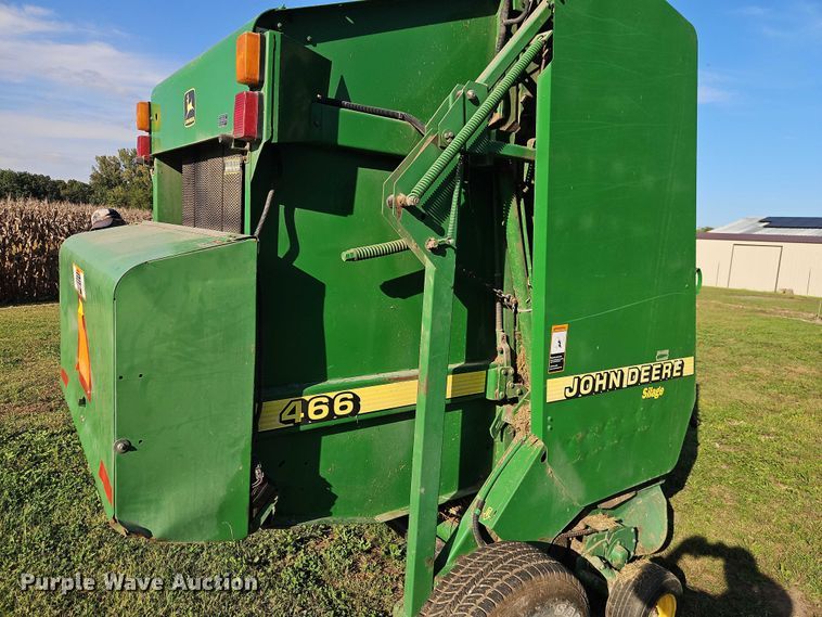 image for item EB8357 John Deere 466 round baler