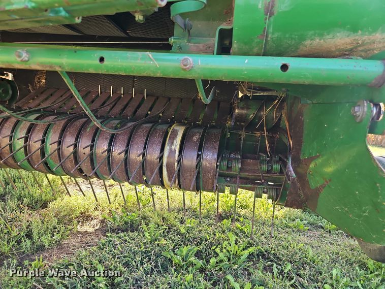image for item EB8357 John Deere 466 round baler