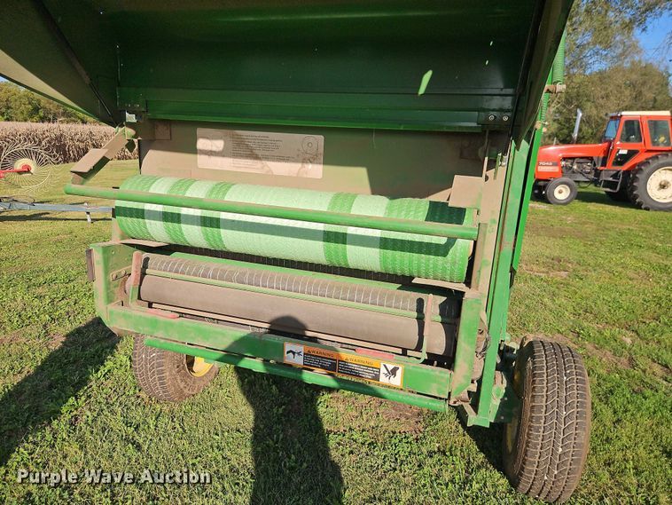 image for item EB8357 John Deere 466 round baler