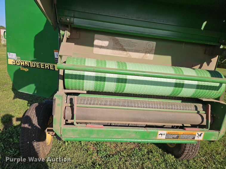 image for item EB8357 John Deere 466 round baler